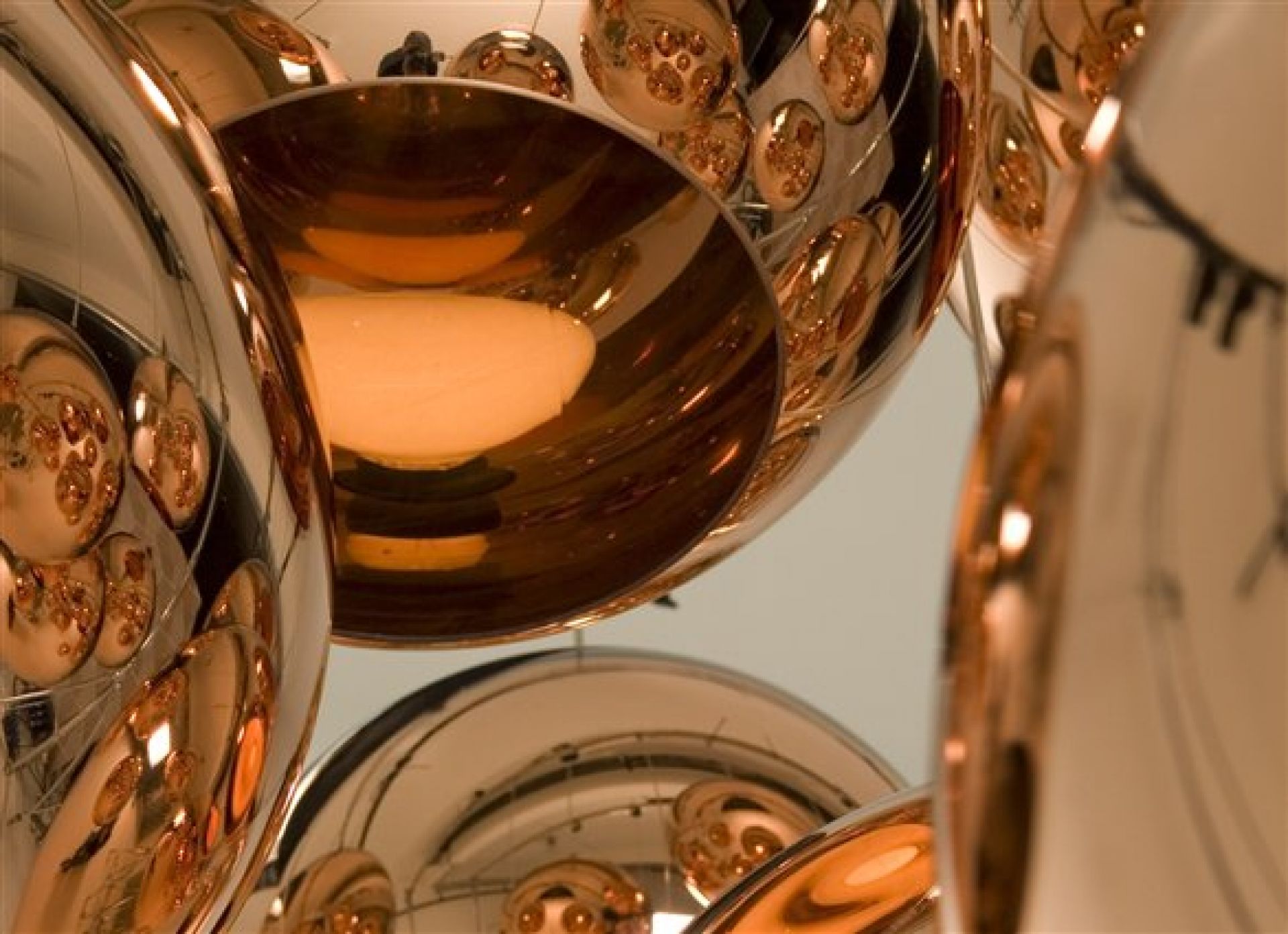 Nahaufnahme der Copper Pendelleuchte von Tom Dixon, runde LED Lampe in Kupferoptik.