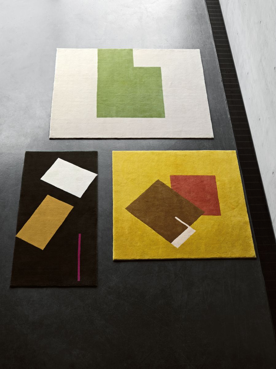 Kilkenny Teppich von ClassiCon, 300x250cm, mit geometrischen Mustern in Grün, Gelb und Braun. Moderner Designteppich.