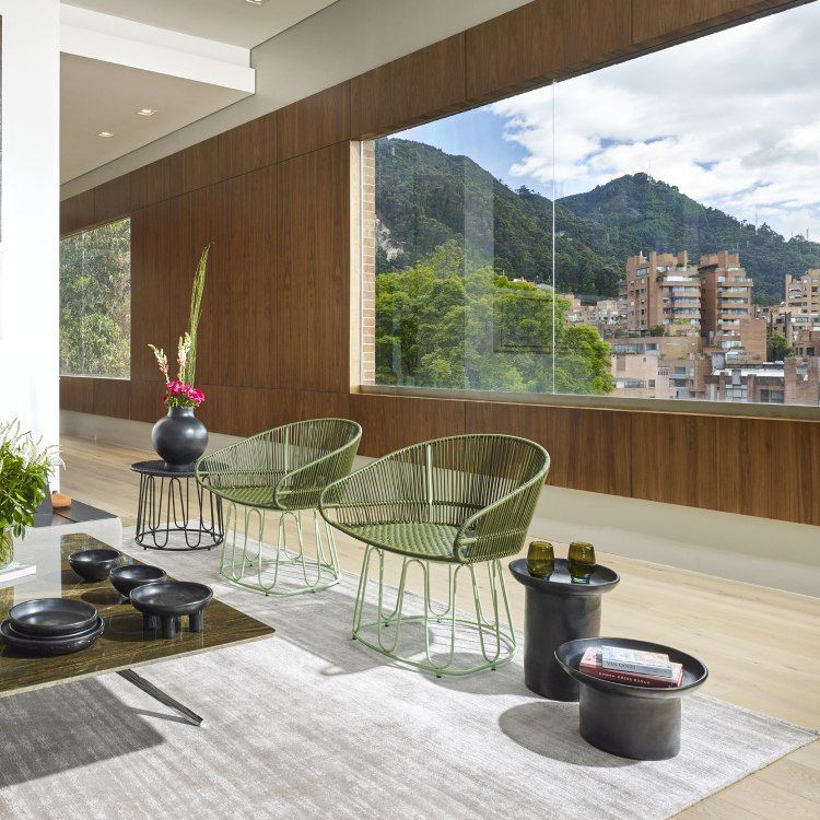 Ames Circo Lounge Chair: Gelber Outdoor Sessel aus Kordelgeflecht im modernen Wohnzimmer.