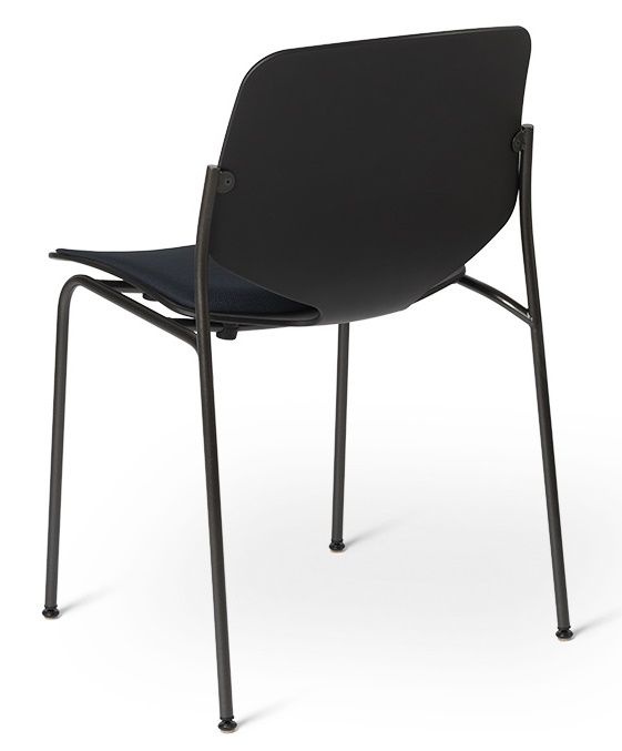 Rückansicht des schwarzen Nova Sea Stuhls von Mater mit gepolstertem Sitz und Metallgestell.