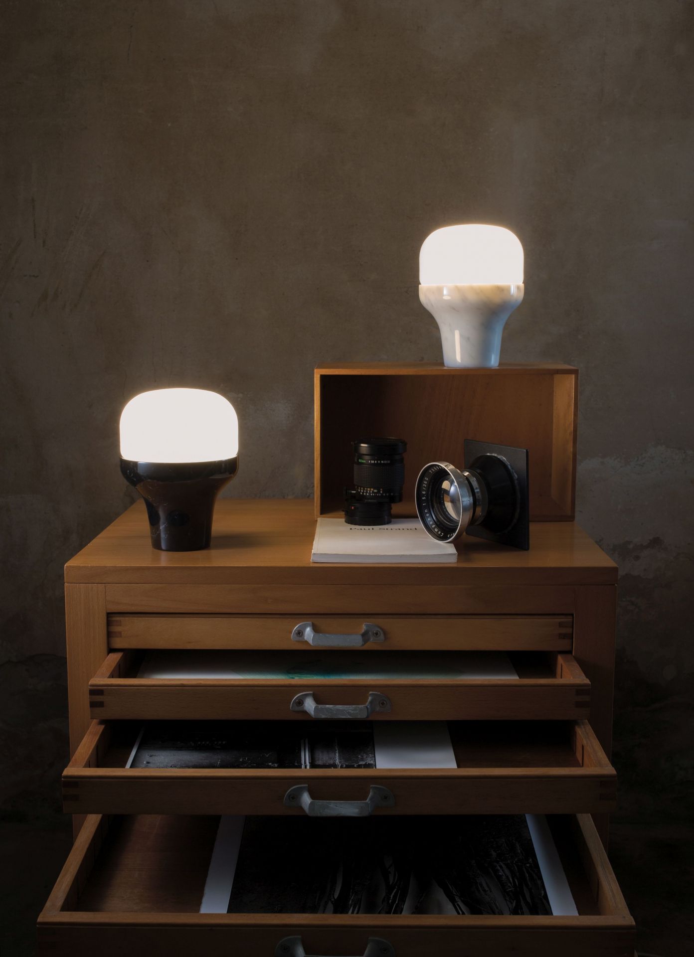 Delux Junior Tischleuchte von Martinelli Luce in Sandgold und Schwarz auf Kommode.