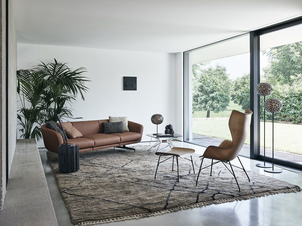 Nahaufnahme der Planet Tischleuchte 53 cm von Kartell in Bernstein im Wohnzimmer.