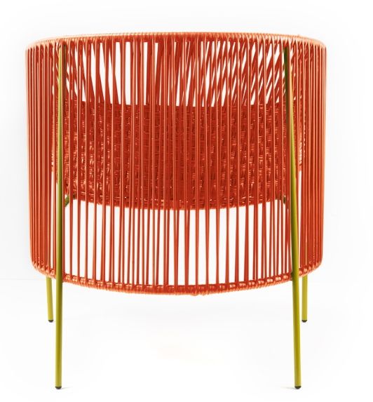Orangefarbener Caribe Lounge Chair Sessel mit currygelben Beinen, ideal für den Outdoor-Bereich. Gartenmöbel im Detail.