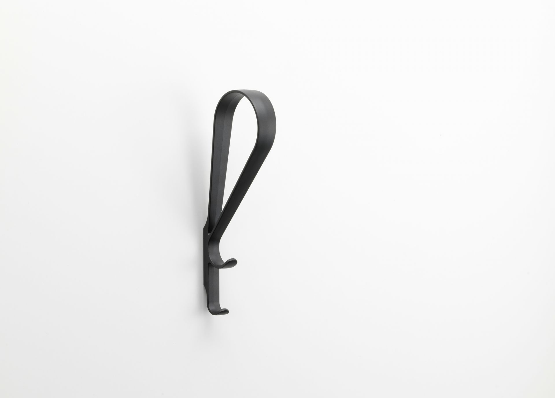 Schwarzer Tupla Wandhaken von Artek an einer weißen Wand, minimalistisches Design für Garderobe oder Küche.