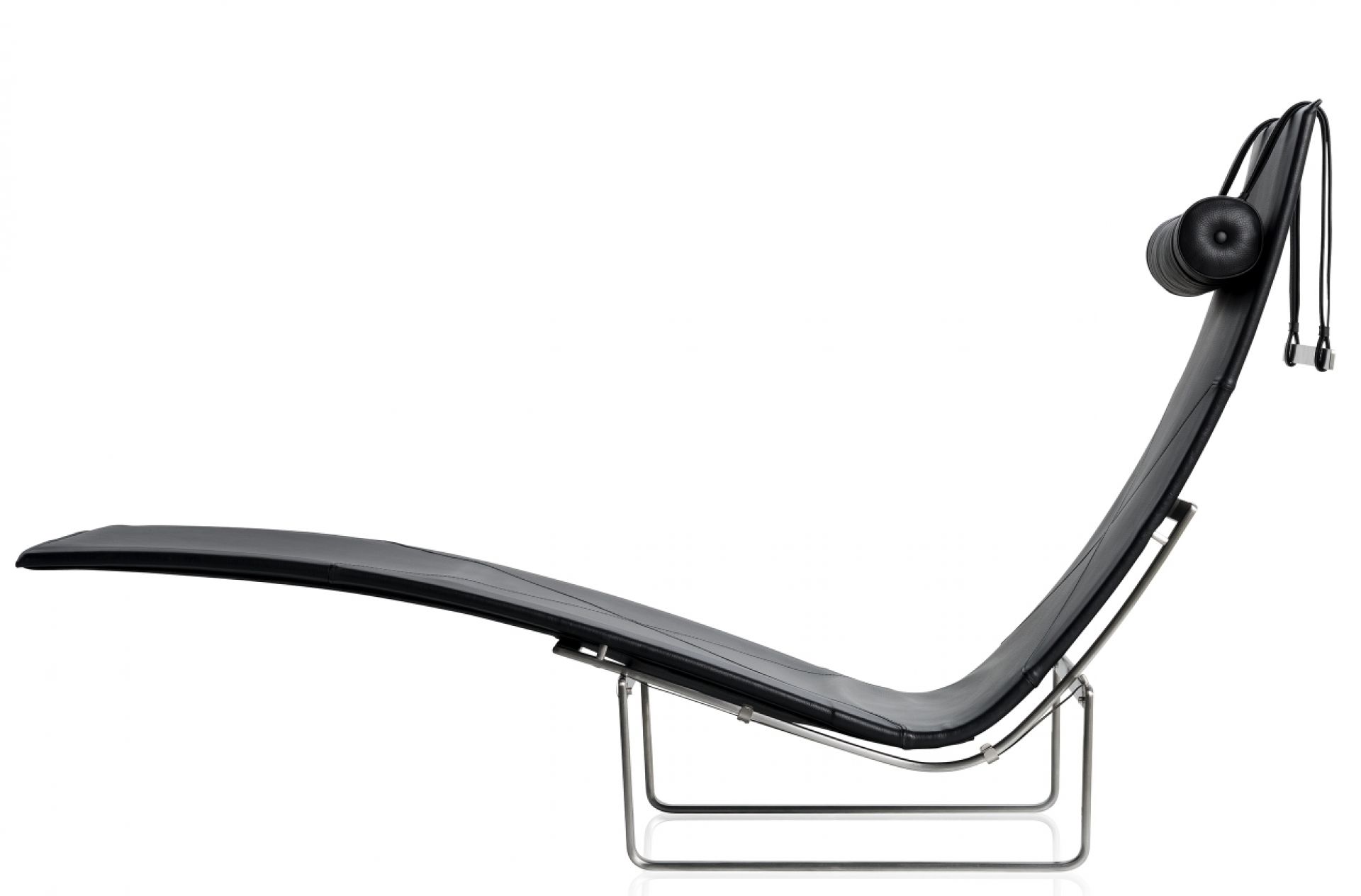 Schwarze PK24 Liege von Fritz Hansen, modernes Design mit Leder und Stahlgestell.