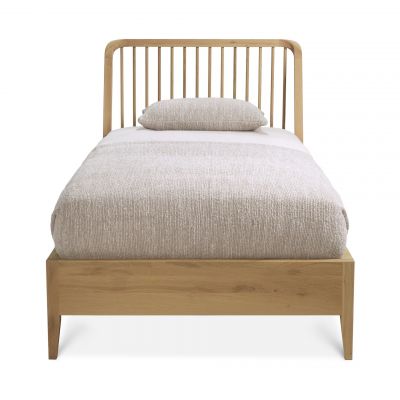 Ethnicraft Spindle Bett: Einzelbett aus massivem Eichenholz mit Lattenrost und Textilien.