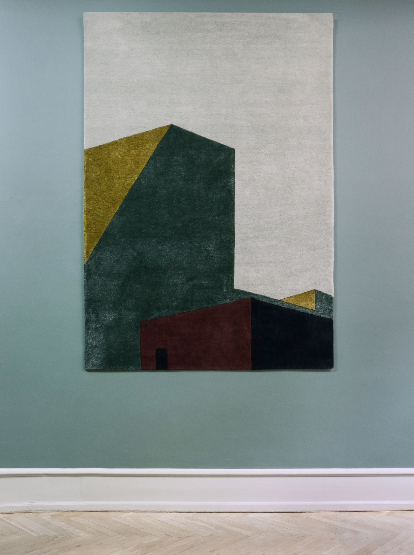 Arqui Teppich 2 von Please wait to be Seated mit abstraktem, geometrischem Muster in Grün, Gold und Rot.