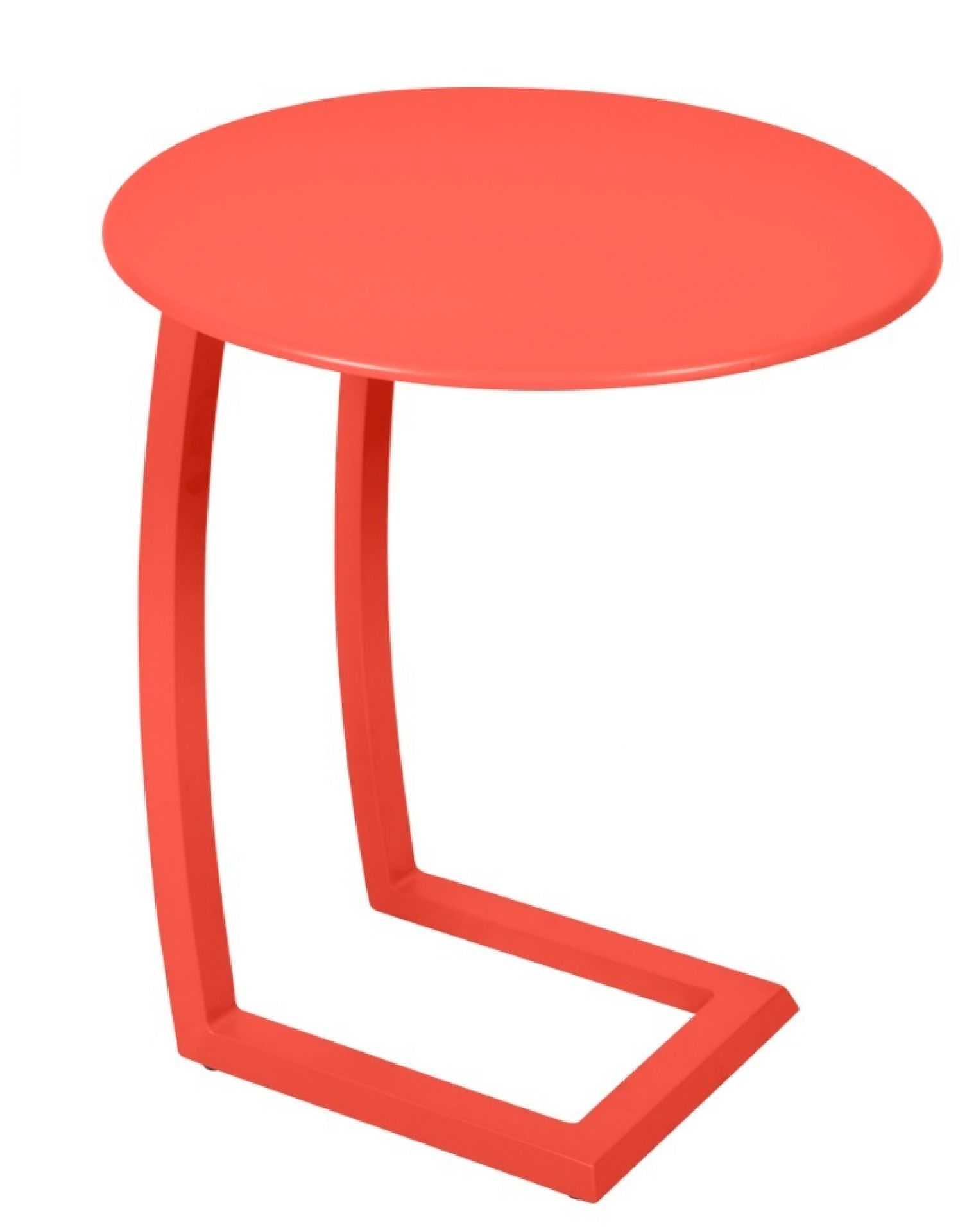 Roter Alizé Outdoor Beistelltisch von Fermob mit runder Tischplatte und versetztem Fuß.