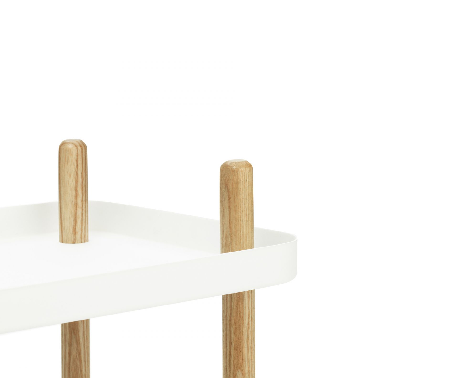 Detailaufnahme des weißen Block Table Servierwagens von Normann Copenhagen mit Holzbeinen.