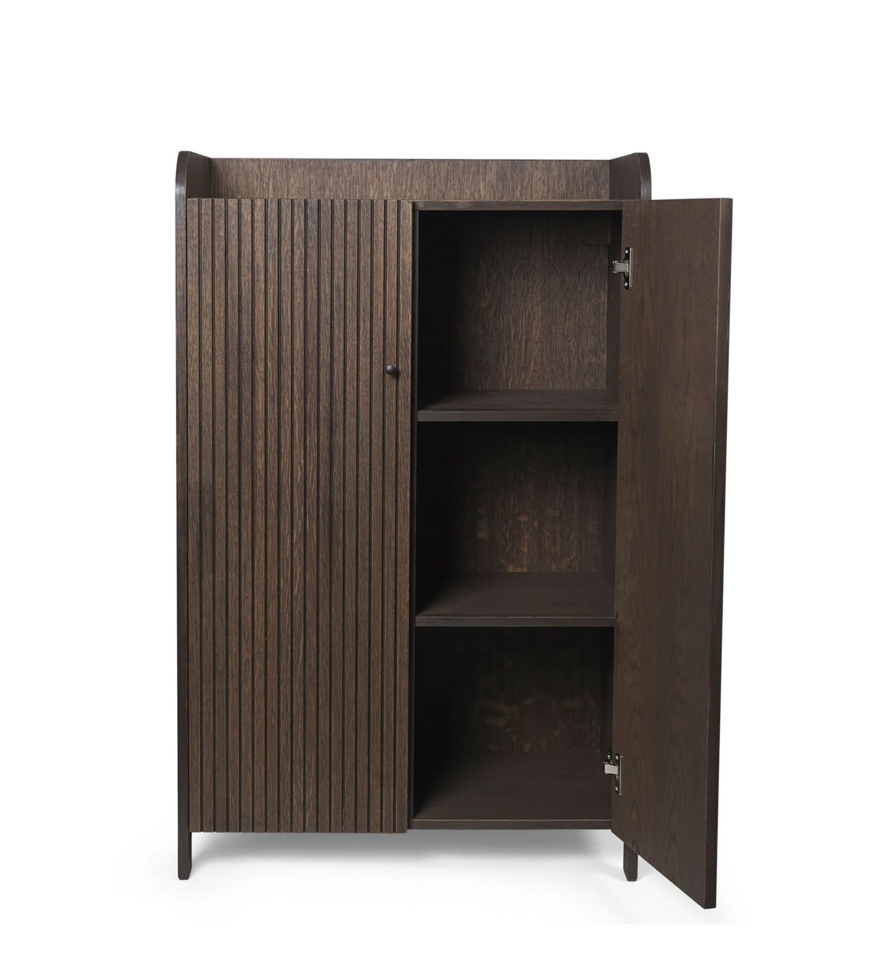 Sill Schrank von Ferm Living aus dunkler Eiche mit offener Tür und Regalen.