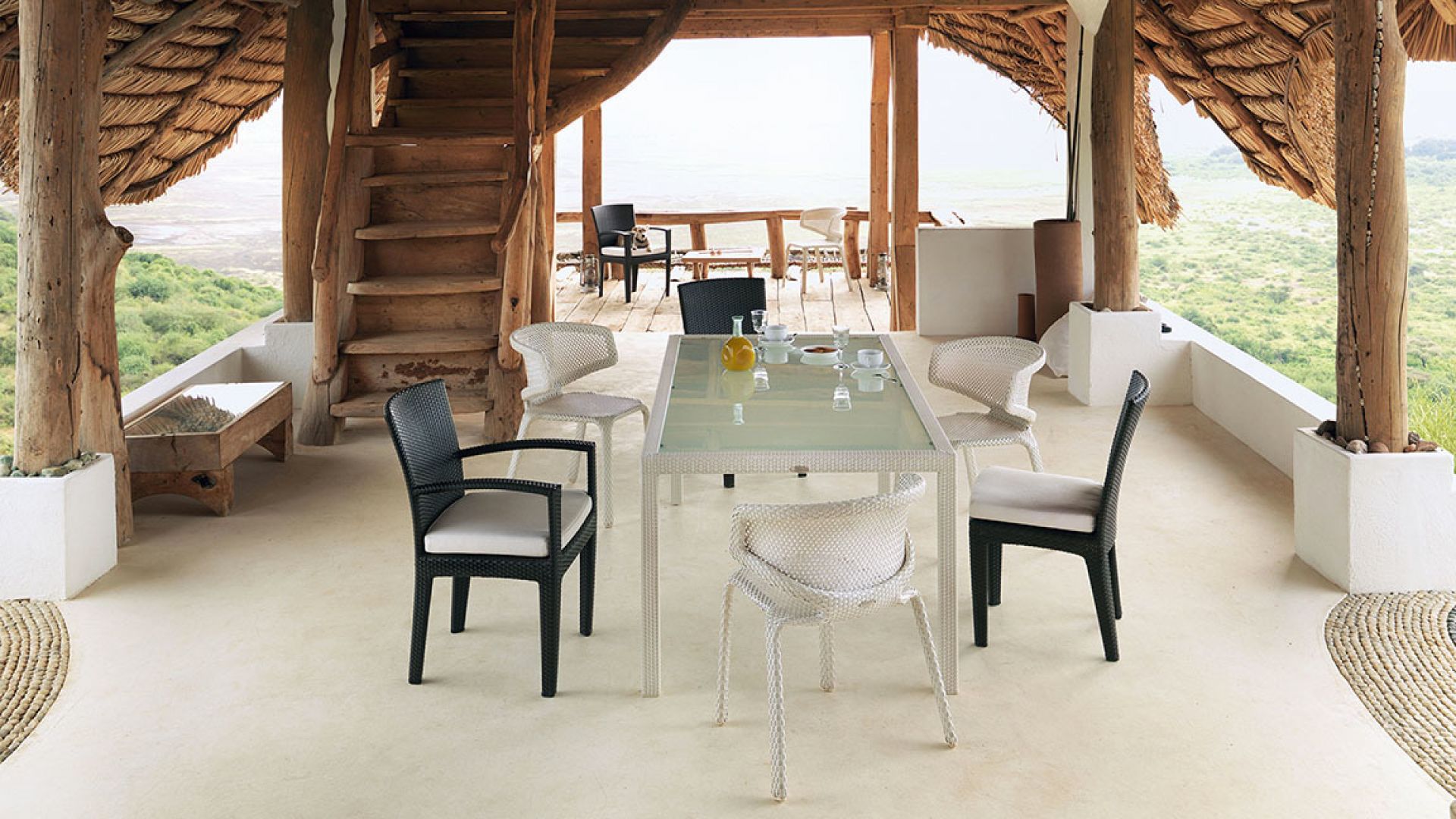 Dedon Seashell Armchair Armlehnstuhl in Chalk-Optik, geflochten, für den stilvollen Außenbereich.