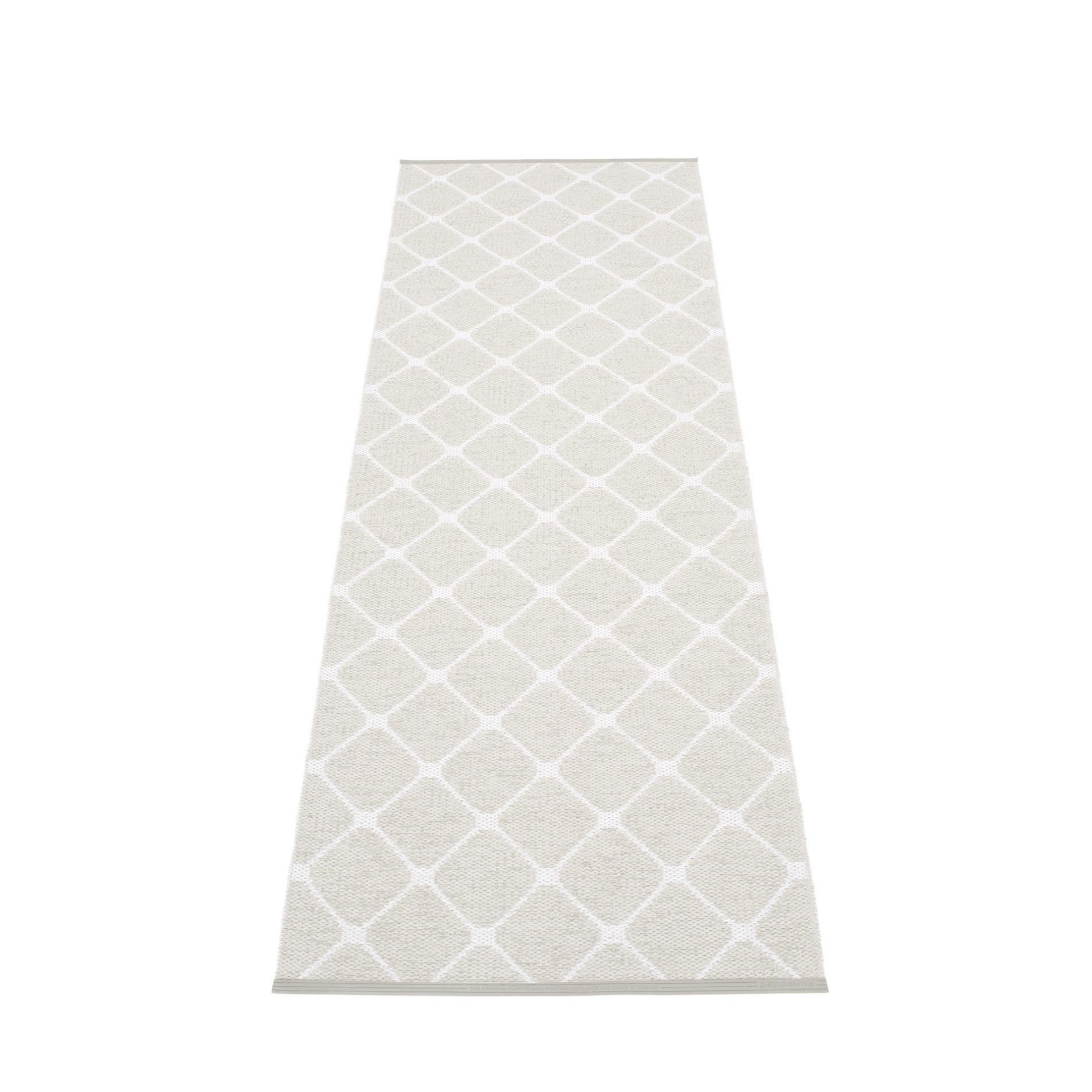 Rex Kunststoffteppich von Pappelina, 70x240 cm, in Fossil Grau-Weiß mit Rautenmuster. Robuster Teppich für Innen und Außen.