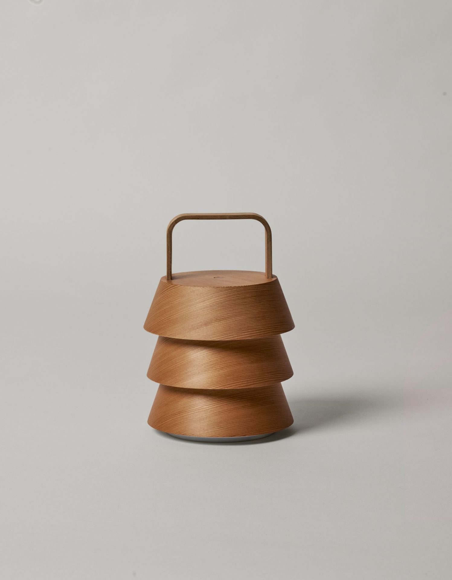 Luver Tischleuchte von Ferm Living: Tragbare Lampe aus Holz mit Griff, modernes Design.