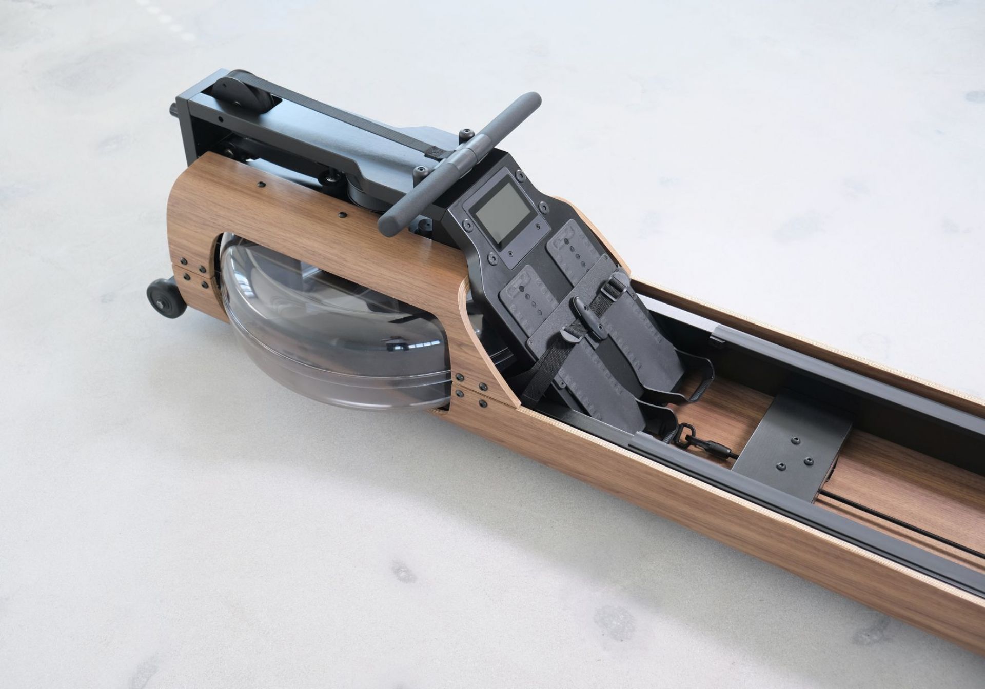 FLOW ONE Rudergerät von Stil-Fit in Schwarz: Detailansicht des hochwertigen Wasser-Rudergeräts für effektives Training.