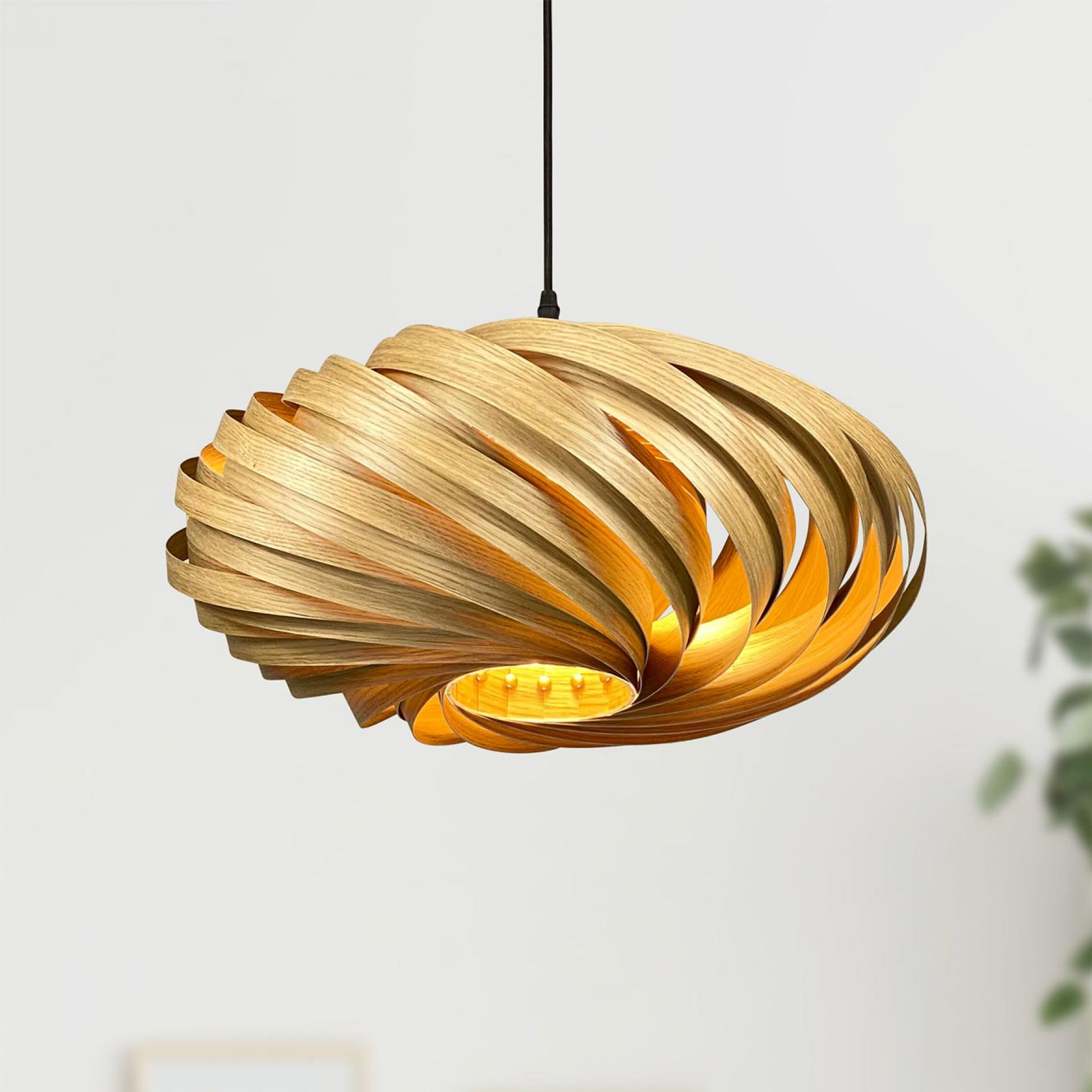 Veneria Hängeleuchte aus Eiche von Gofurnit, moderne Pendelleuchte mit spiralförmigem Design und warmem Licht.