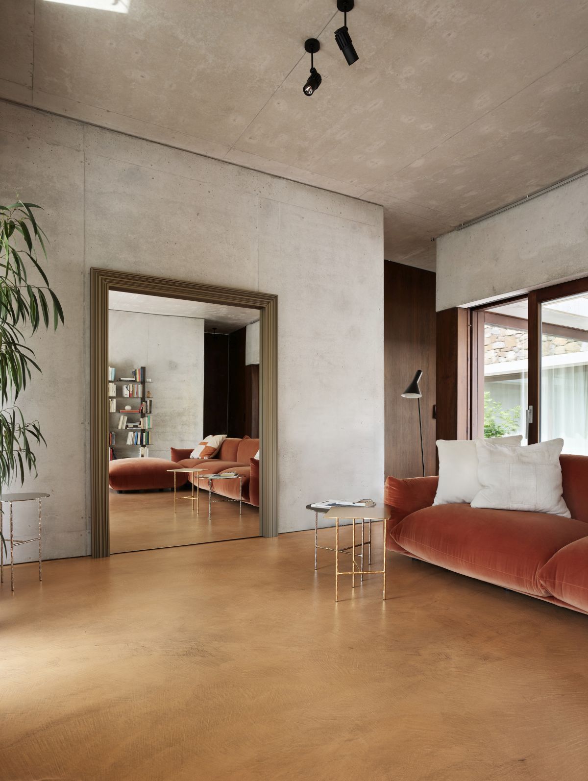 Oodh Standspiegel von Opinion Ciatti in modernem Wohnzimmer. Großer, rechteckiger Spiegel mit goldenem Rahmen.