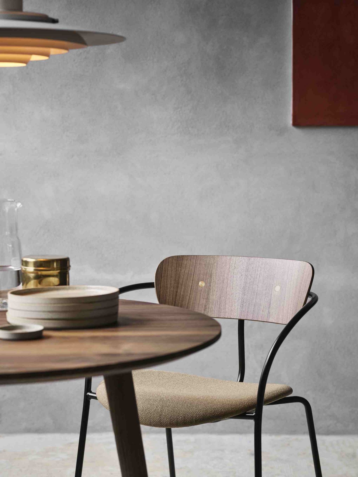 Detailaufnahme des AndTradition In Between Table SK3 mit Stuhl, Holz und schwarzem Metall.