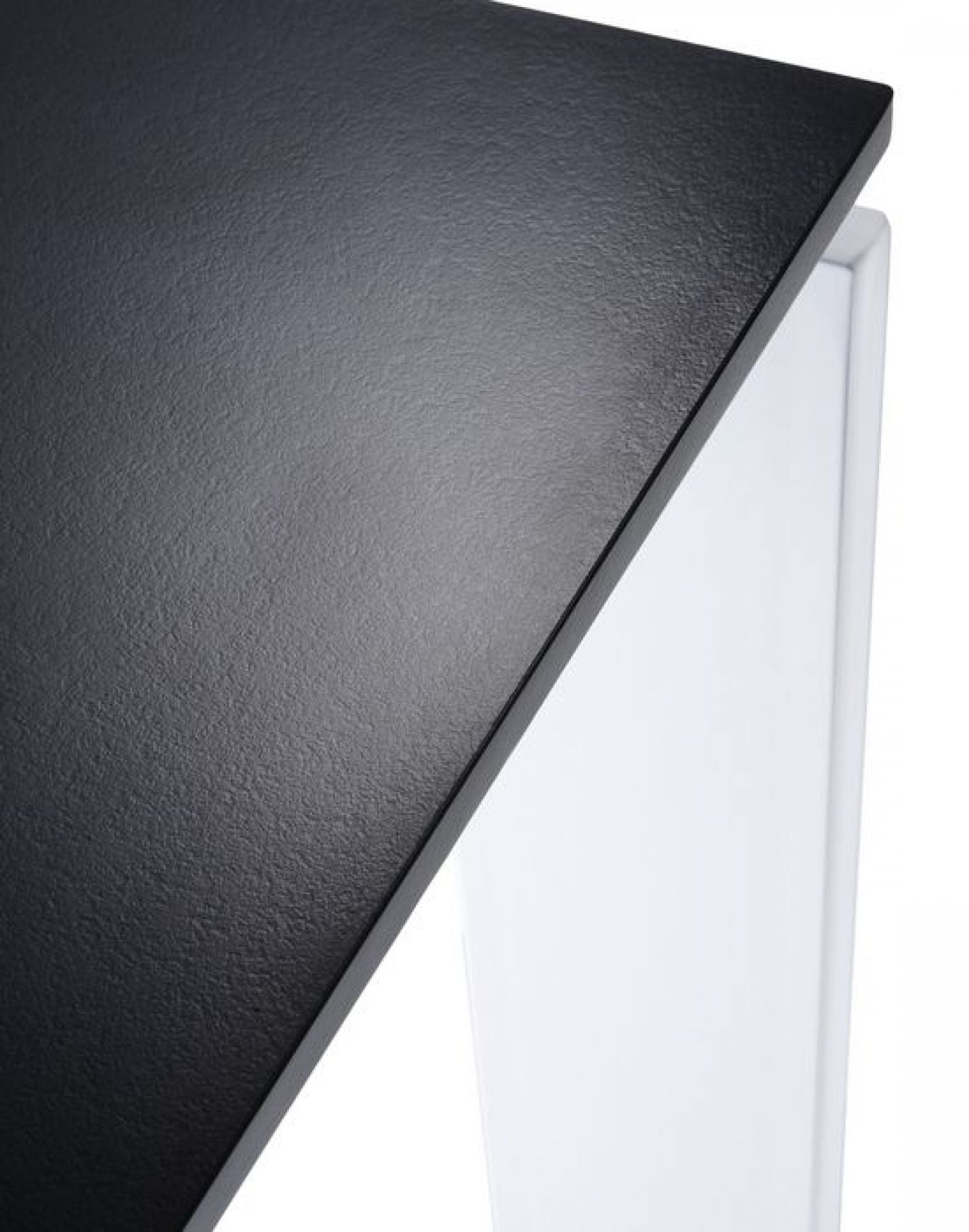 Detailaufnahme: Schwarze Tischplatte des Kartell Four Tischs mit weißem Tischbein. Moderner Designertisch.