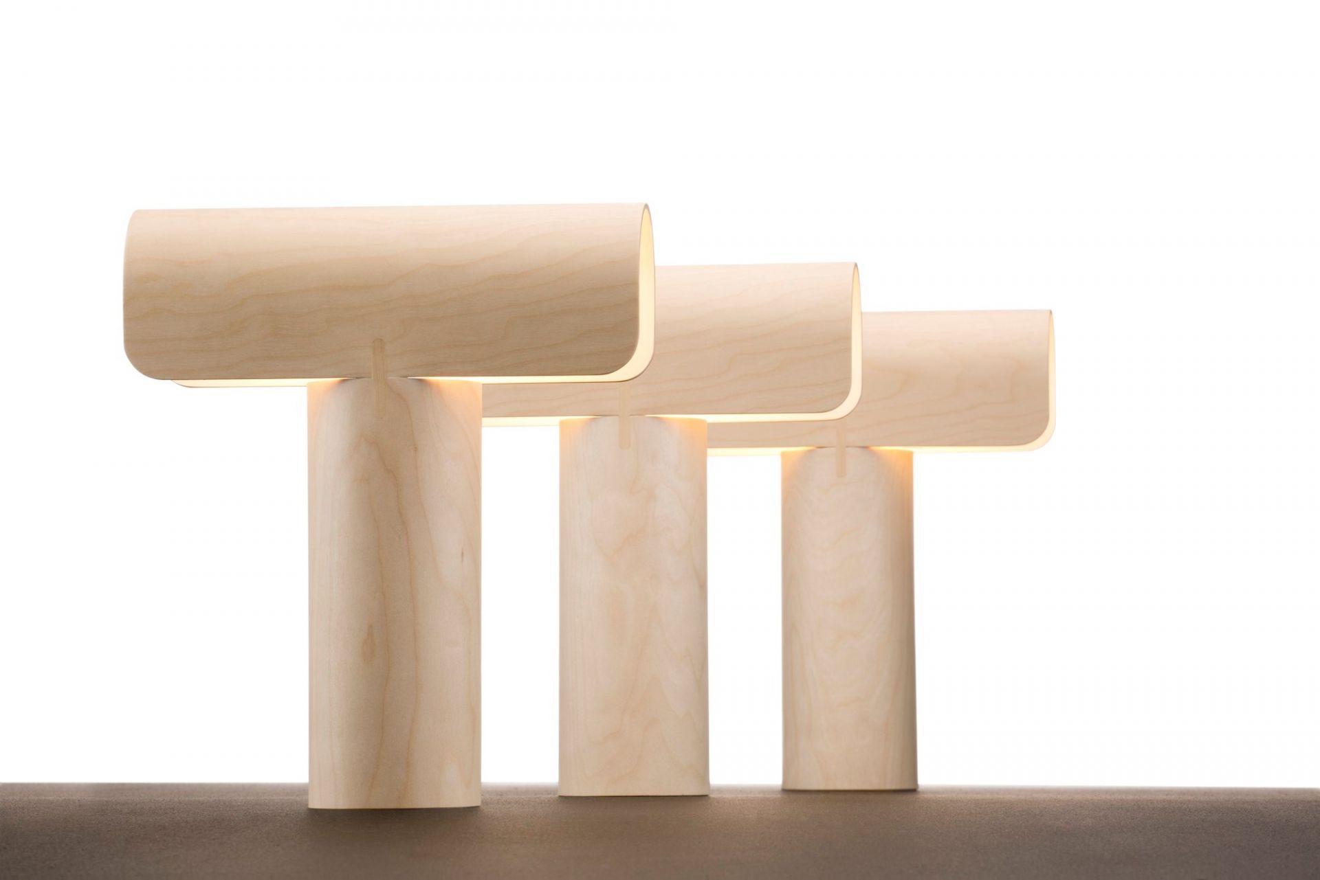 Teelo Tischleuchte aus Birke von Secto Design, moderne Holzlampe für den Schreibtisch oder Nachttisch.