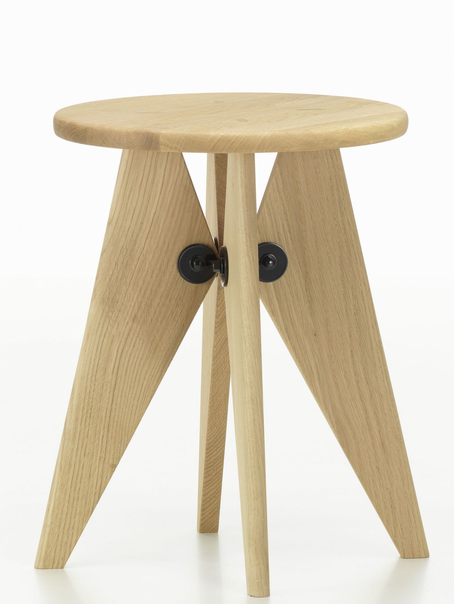 Vitra Tabouret Bois Hocker aus hellem Holz mit drei Beinen und runder Sitzfläche.