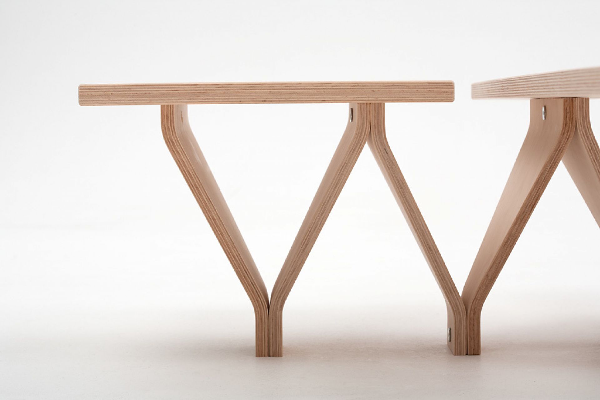 Detailaufnahme: Tojo Lieg Nachttisch aus hellem Holz, modernes Design für Schlafzimmer.