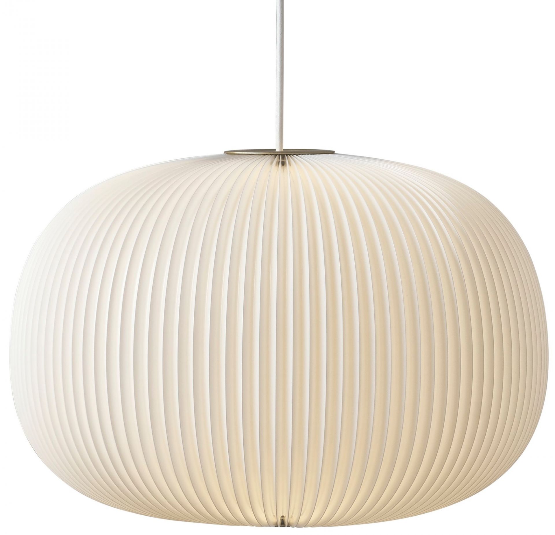 Weiße Lamella Pendelleuchte von Le Klint mit plissiertem Lampenschirm und goldenem Ring.