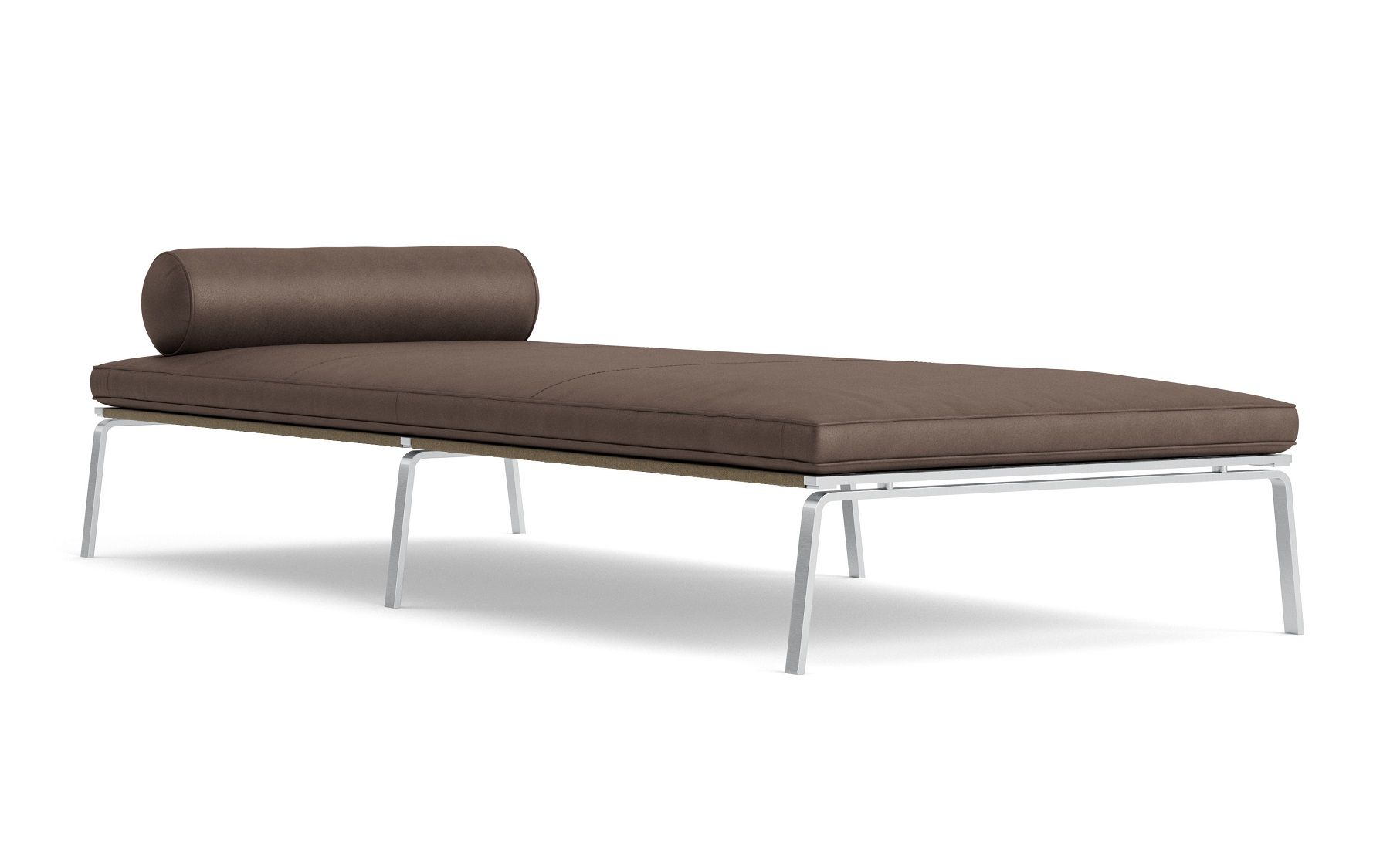Braunes Man Daybed Tagesbett von NORR11 mit Kissen und silbernem Metallgestell. Moderne Liege für Wohnzimmer.