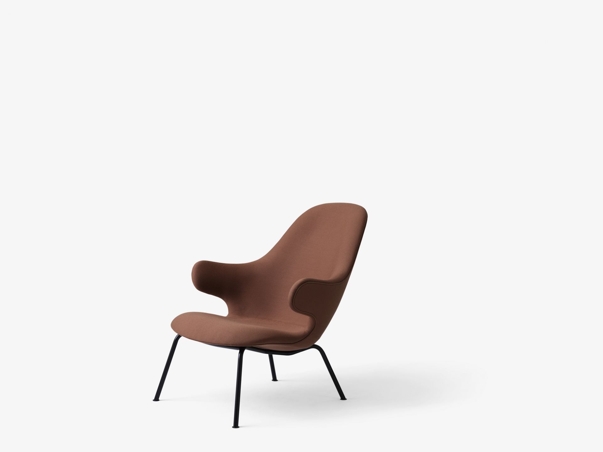 Brauner Catch Lounge Sessel von AndTradition mit schwarzen Beinen vor weißem Hintergrund.