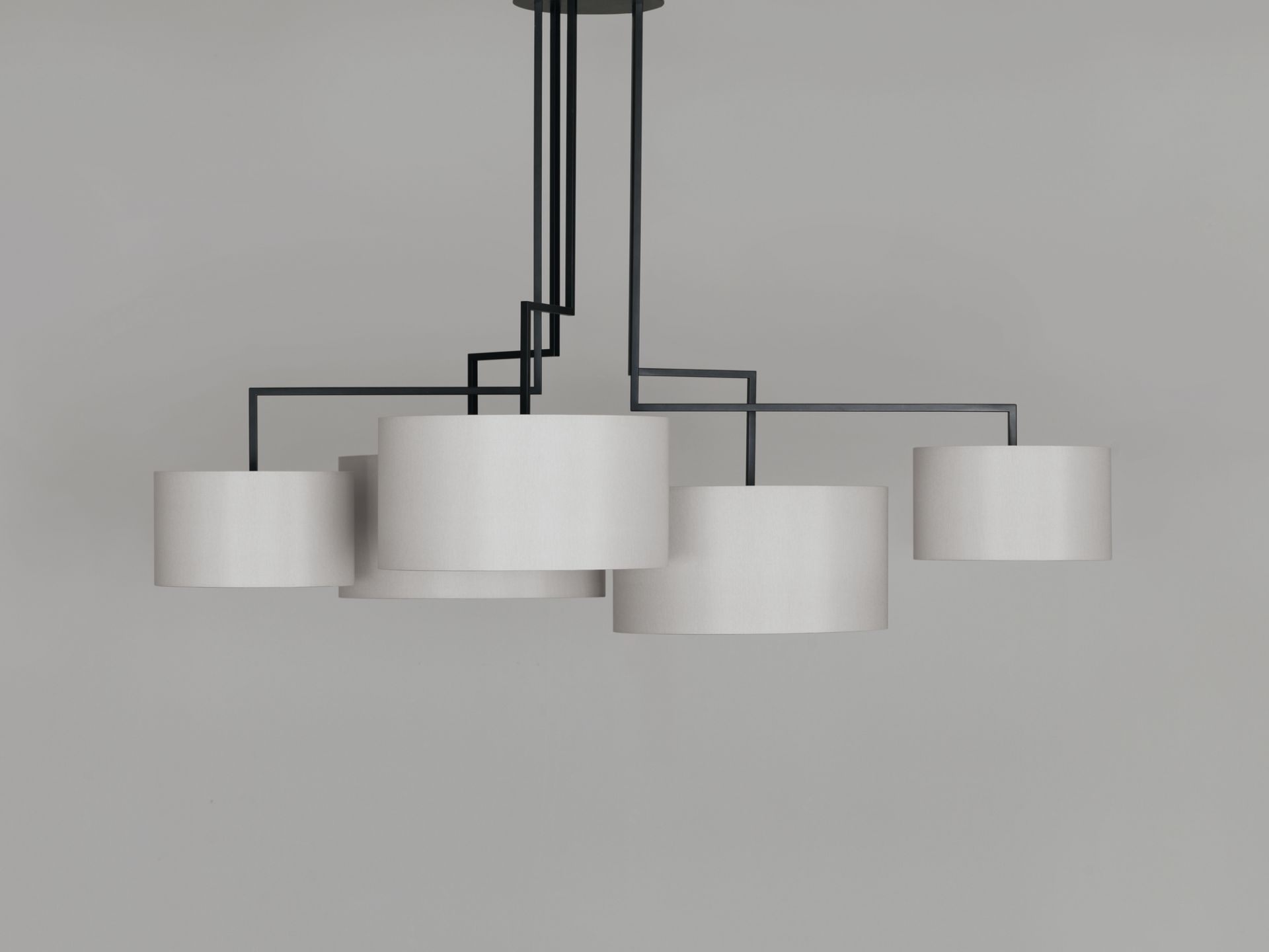 Noon 5 LED Leuchte in Lichtgrau von Zeitraum, moderne Hängelampe mit fünf Lampenschirmen.