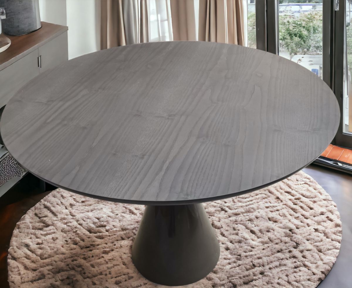 Anthrazitfarbener, runder Esstisch Pion von Sancal mit Holzmaserung auf einem beigen Teppich. Moderner Design Esstisch.