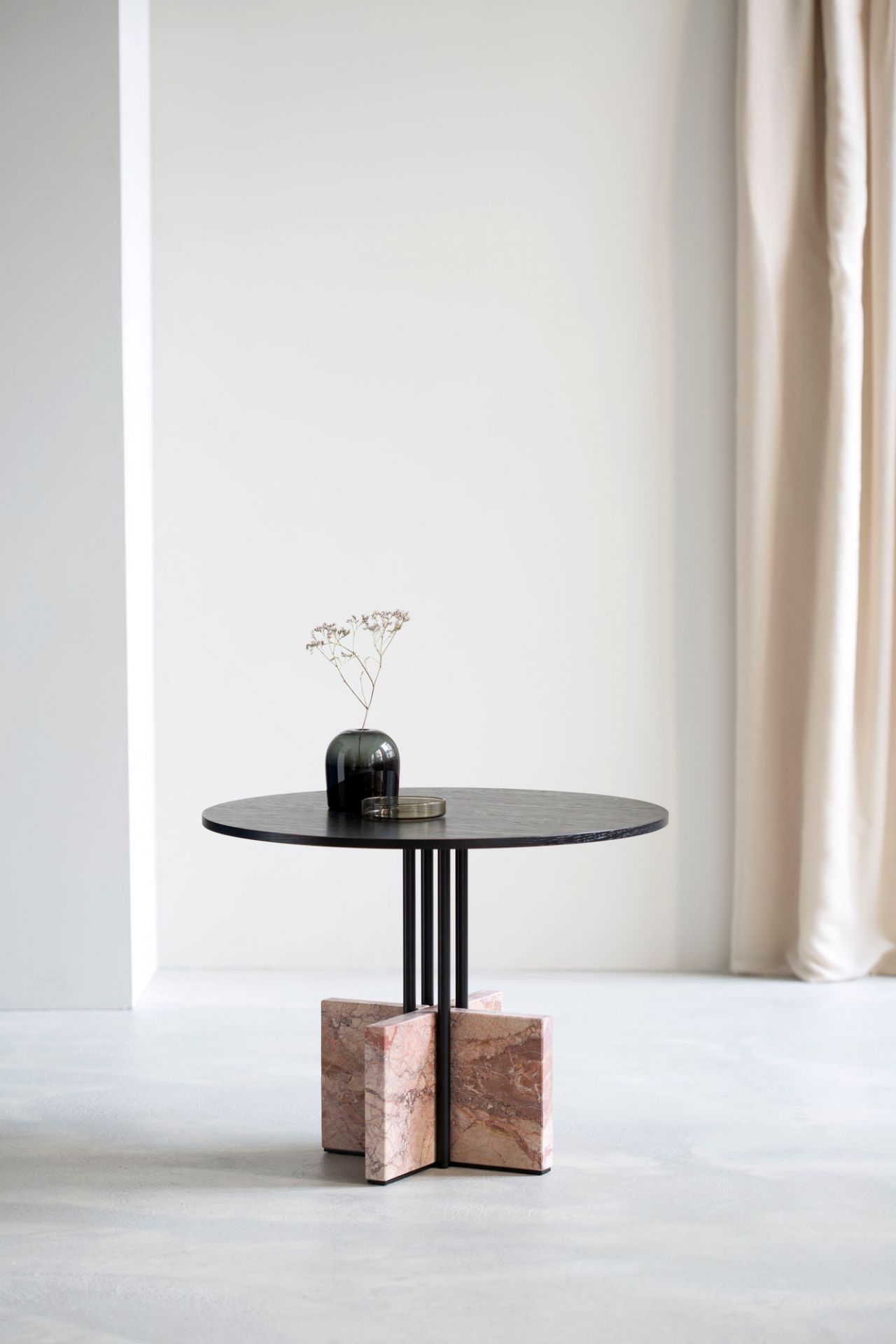 Gravity Table Beistelltisch mit Nero Marquina Tischplatte und Marmorfuß, modernes Möbeldesign für Wohnzimmer.
