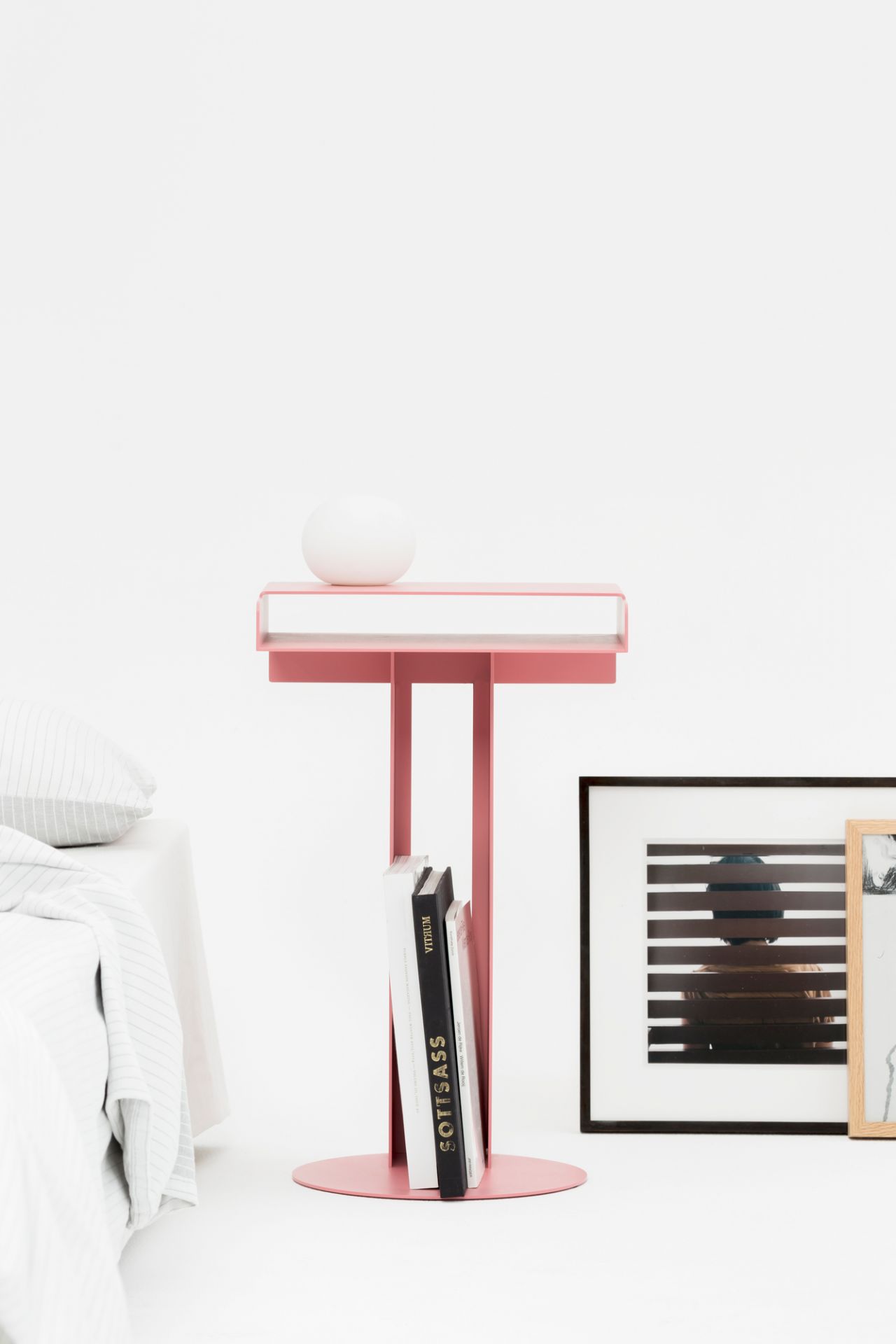 Rosa Meta Side Table Beistelltisch von New Tendency mit Büchern und Deko in minimalistischem Schlafzimmer.