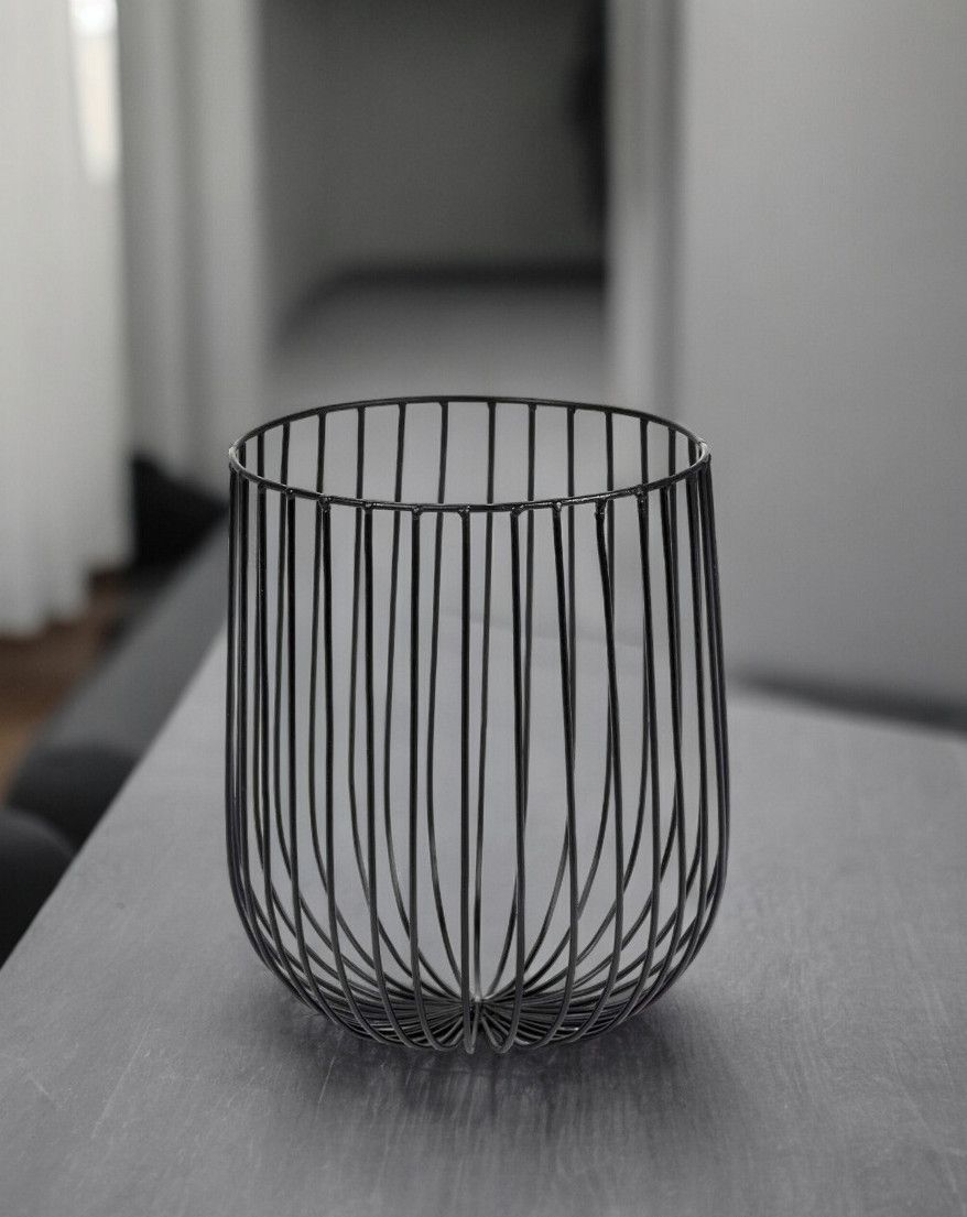 Schwarzer Catu Korb von Serax, ein dekorativer Drahtkorb für Wohnaccessoires und Aufbewahrung.