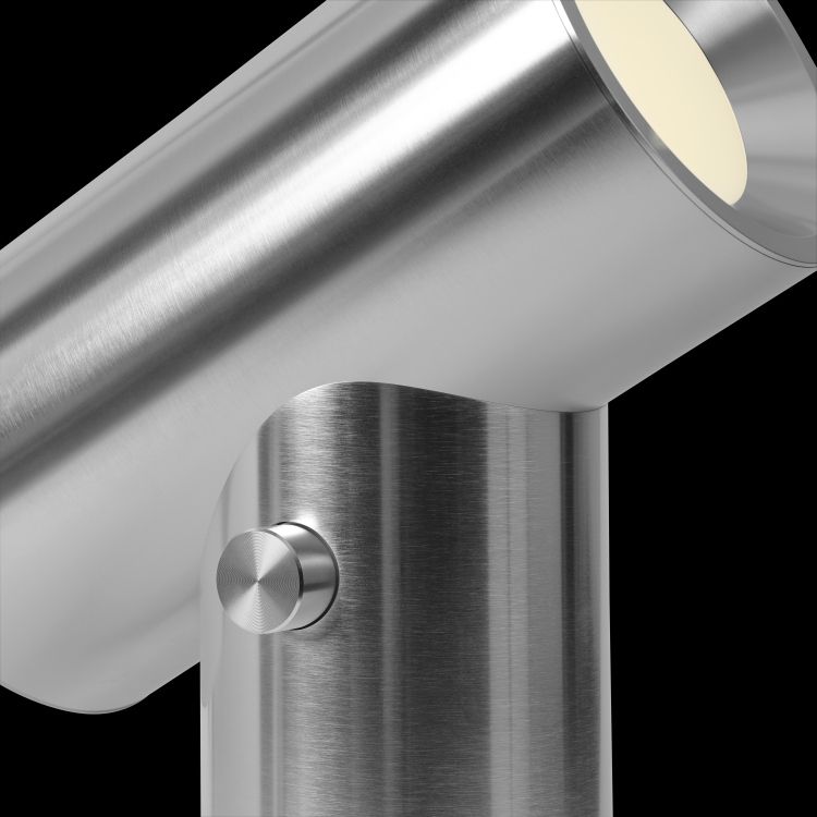 Detailaufnahme der polierten Aluminium Beam Lamp Tischleuchte von Muuto. Modernes Design für Wohnraumbeleuchtung.