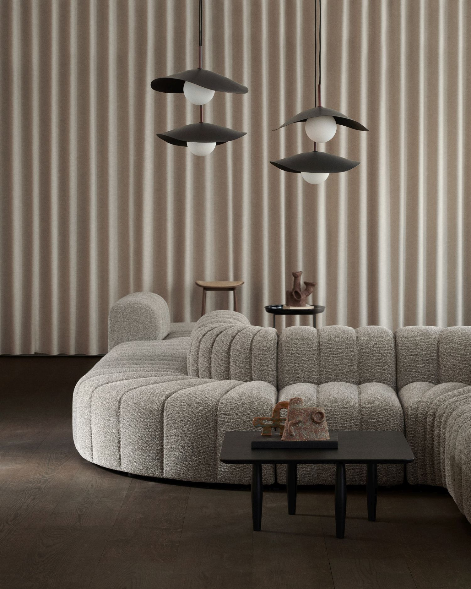 Drei moderne Fuji Pendelleuchten von Norr11 über einem modularen Sofa in einem Wohnzimmer.