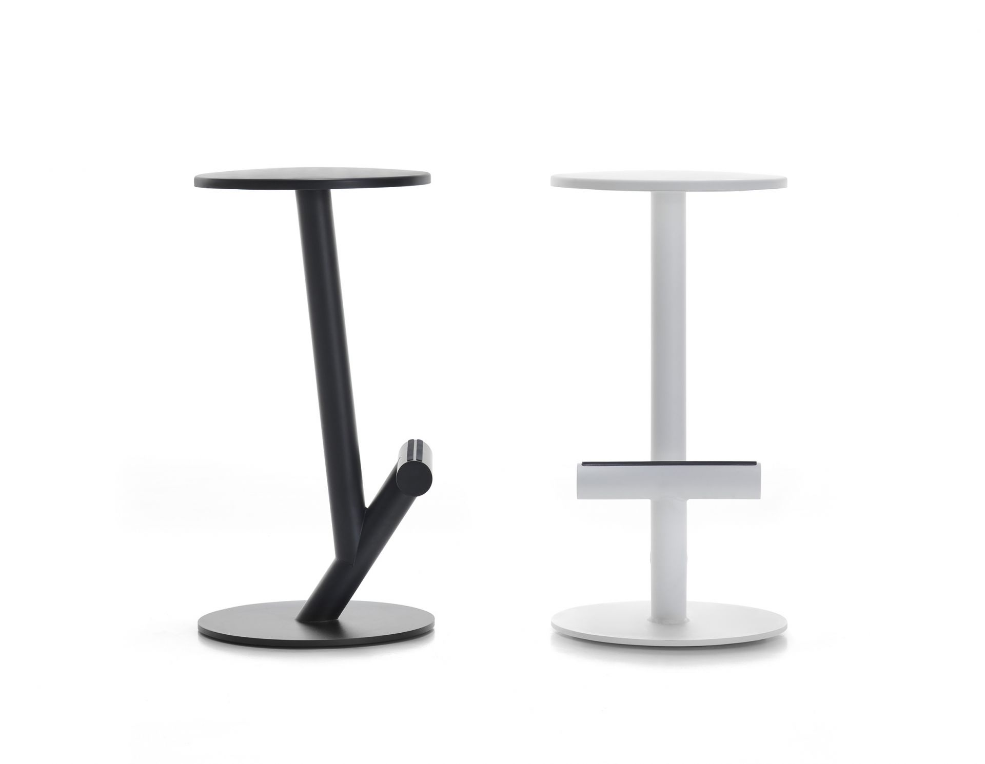 Zwei moderne Barhocker, Twig Barhocker von MDF Italia, in Schwarz und Weiß auf weißem Hintergrund.