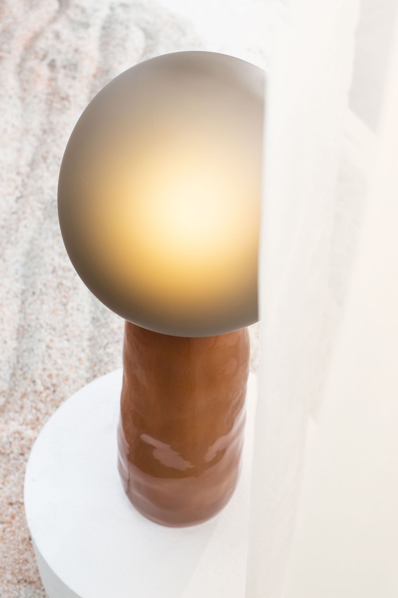 Kokeshi Stehleuchte: Moderne Tischleuchte mit grauem Schirm und braunem Keramikfuß. Designlampe für Wohnzimmer.