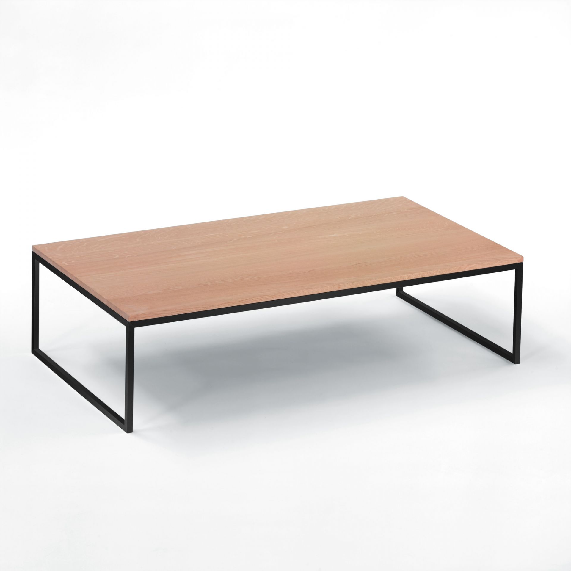 Less H 5/2 Eiche Couchtisch von Hans Hansen: Rechteckiger Wohnzimmertisch mit Eichenplatte und schwarzem Metallgestell.