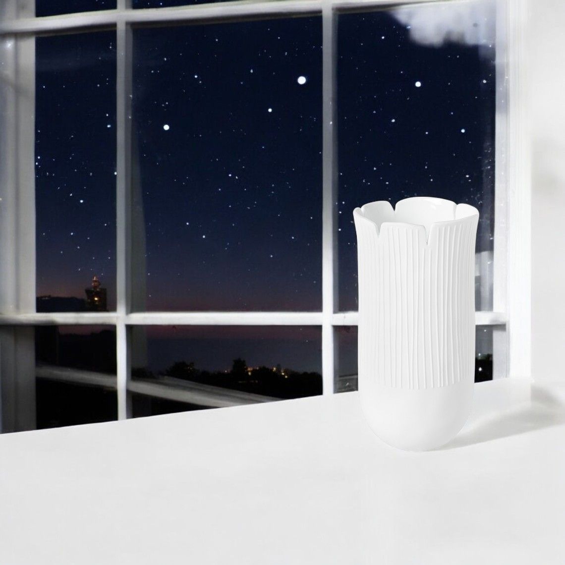 Weiße Daisy Vase von Räder vor einem Fenster mit nächtlichem Sternenhimmel. Dekorative Blumenvase.