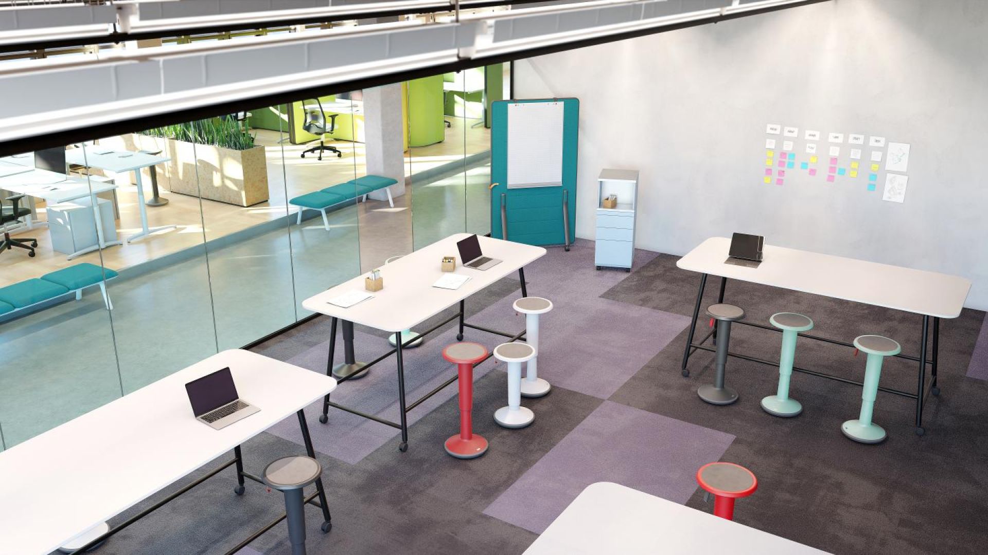 Büro mit Stehtischen und Interstuhl UPis1 Stehhockern in verschiedenen Farben, darunter Zitronengelb, für dynamisches Sitzen.