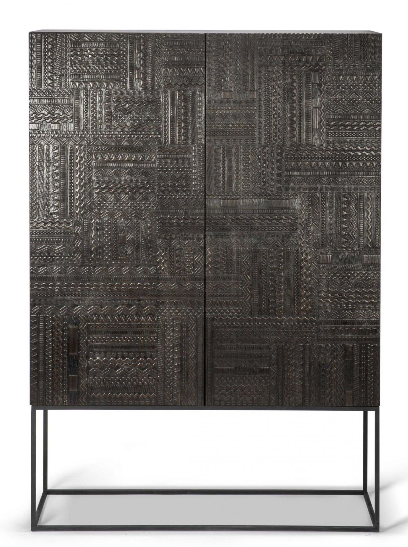 Tabwa Schrank aus Teakholz von Ethnicraft mit filigranen Schnitzereien und dunklem Finish auf Metallgestell.