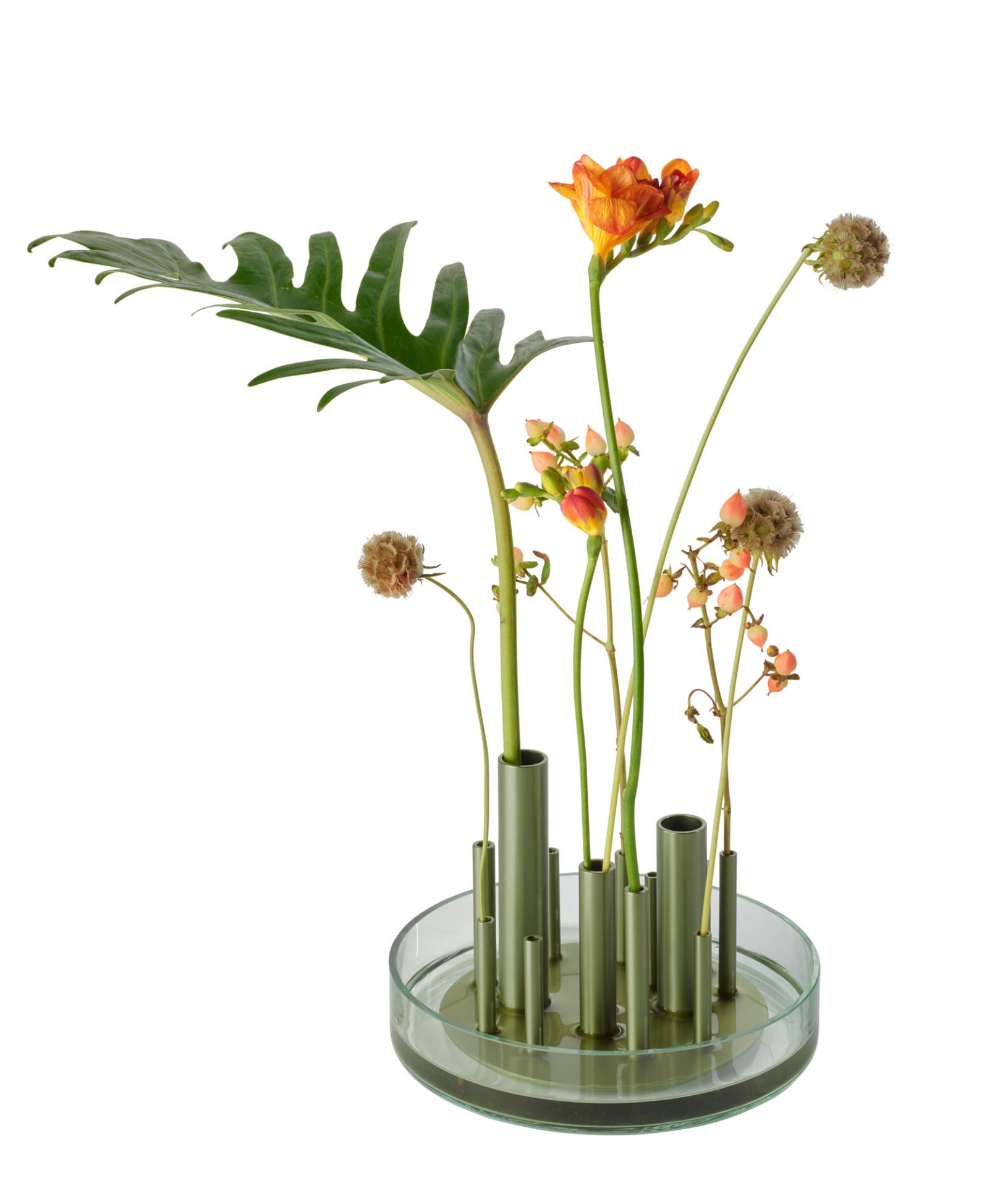 Ikeru Vase Low: Moderne Blumenvase aus Glas und Metall mit floralem Arrangement.