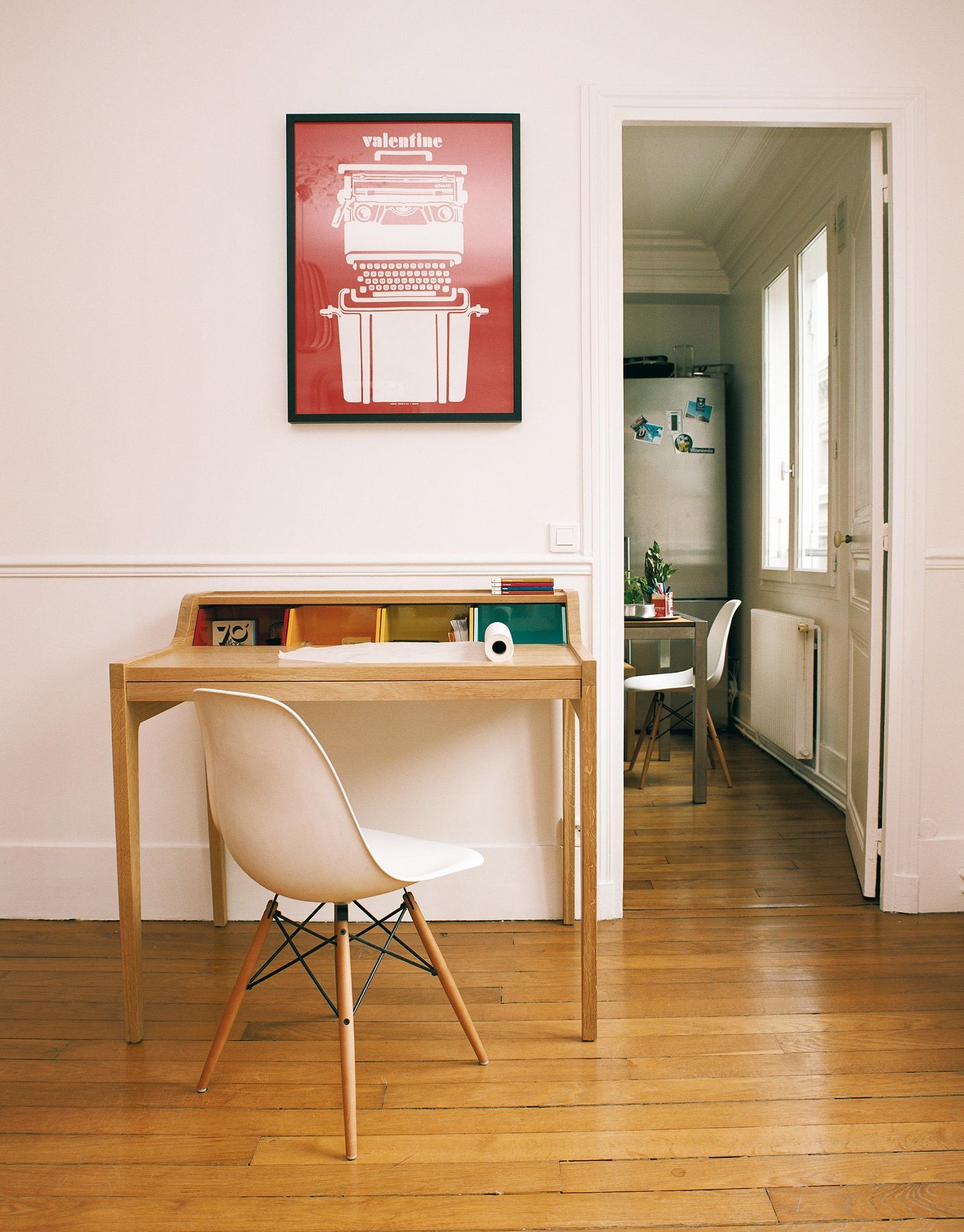 The Hansen Family Remix #2 Desk Schreibtisch Hans Hansen aus Holz mit Stuhl im Raum.