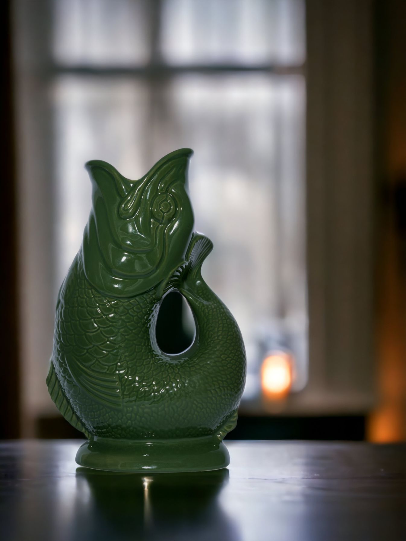 Dunkelgrüne Gluckigluck Karaffe in Fischform, XL-Größe, Keramikvase für Wasser oder Blumen.