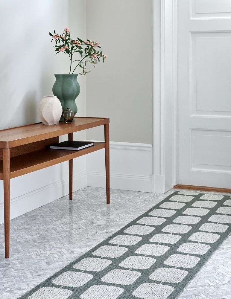 Pappelina Kunststoffteppich Sten in Ocker/Vanille (70x200 cm) im Flur, robust und pflegeleicht. Dekorative Bodenlösung für Innenräume.