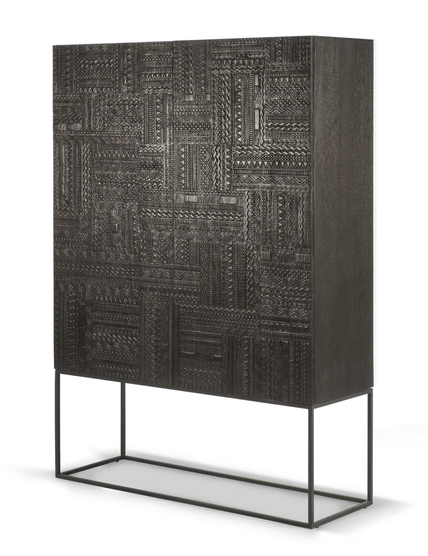 Tabwa Schrank aus Teakholz von Ethnicraft mit dunkler Oberfläche und ethnischen Mustern auf Metallgestell.