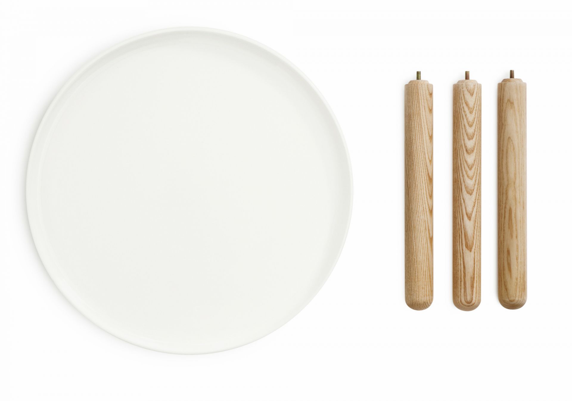 Weißer Tablo Couchtisch von Normann Copenhagen mit runder Tischplatte und drei Holzbeinen.