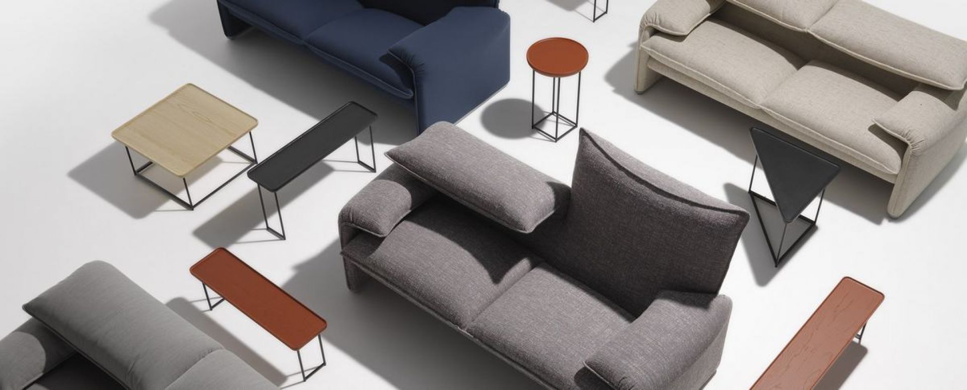 675 Maralunga Sofa von Cassina, Zweisitzer in Grau, mit Beistelltischen in verschiedenen Farben.
