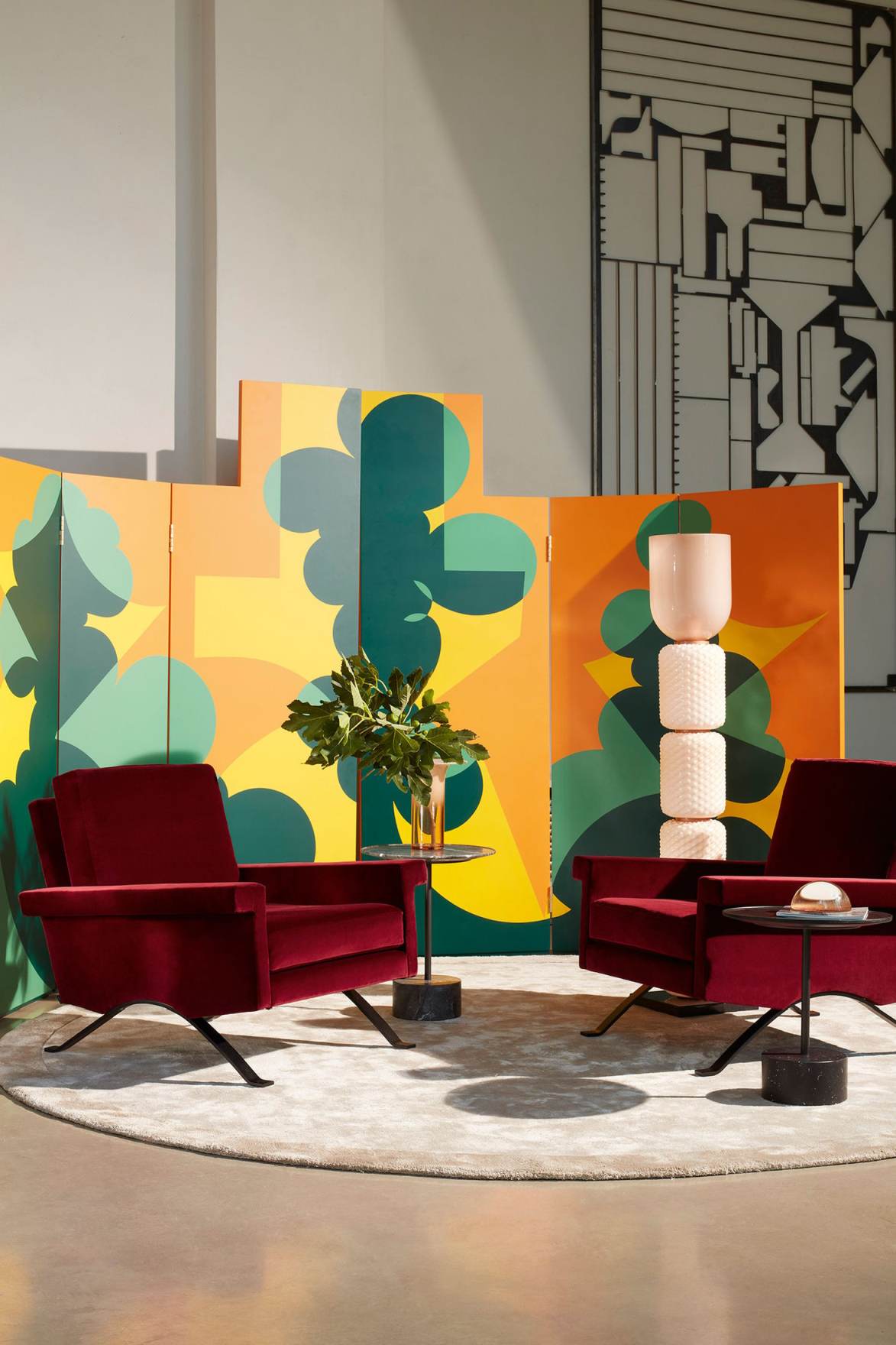 Innenaufnahme mit zwei roten Sesseln und dem farbenfrohen Cassina 330 Paravento Balla Paravent.