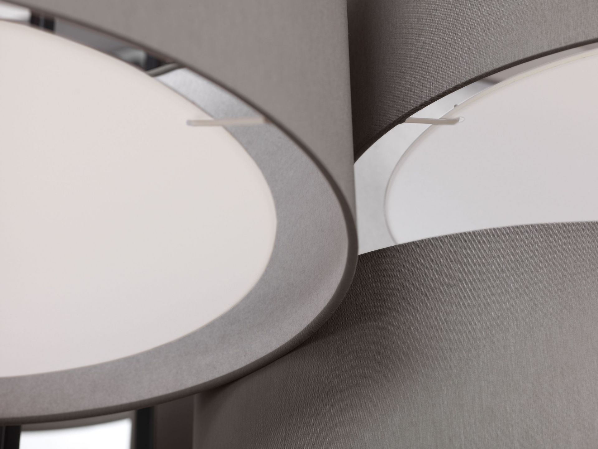 Detailaufnahme der NOON 12 Deckenleuchte in Warmgrau, moderne Beleuchtung für Wohnräume.